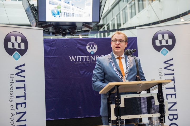 Apeldoorn's vice-mayor, Mark Sandmann delivers speech at Wittenborg University graduation winter 2016