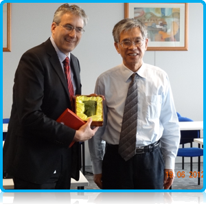 WUAS Director Peter Birdsall and Shanghai Business School Provest Chen Qiangzhang 