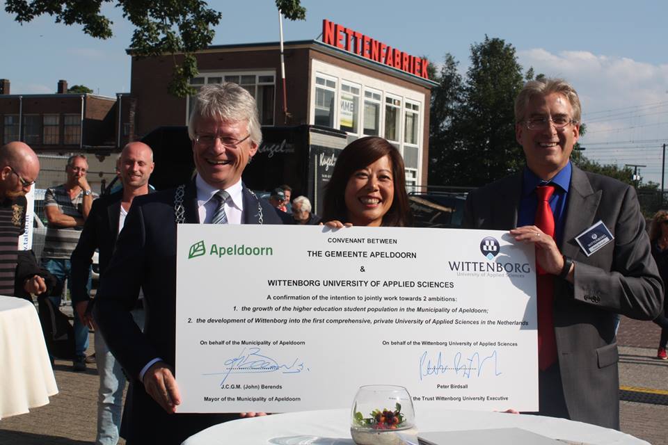 Peter Birdsall, Maggie Feng and Mayor of Apeldoorn John Berends at the opening of the Spoorstraat 23