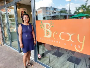 Rebecca serveert maaltijden van over de hele wereld op Mercatorplein. Image by indebuurt Apeldoorn