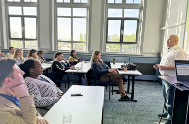 Bachelor Students 'Buy, Sell' VR Systems in Negotiation Skills Project Week Bachelor Students 'Buy, Sell' VR Systems in Negotiation Skills Project Week