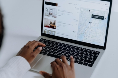 How Early Online Interactions Shape Brand Image: New Study Reveals Key Cultural Differences