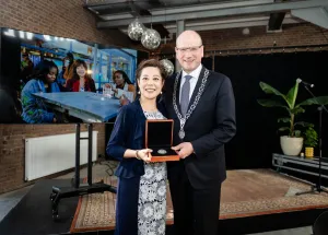 Maggie Feng Receives Silver Medal of Honour from Municipality of Apeldoorn Maggie Feng Receives Silver Medal of Honour from Municipality of Apeldoorn